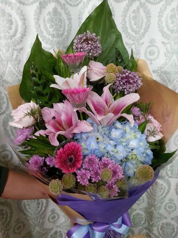 ช่อดอกไฮเดรนเยียสีฟ้าแซมด้วยดอกลิลลี่สีชมพู 67