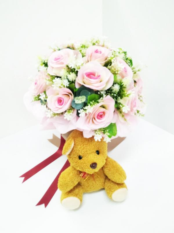 ช่อดอกกุหลาบดอกไม้ประดิษฐ์สีชมพูพร้อมตุ๊กตาหมี 26
