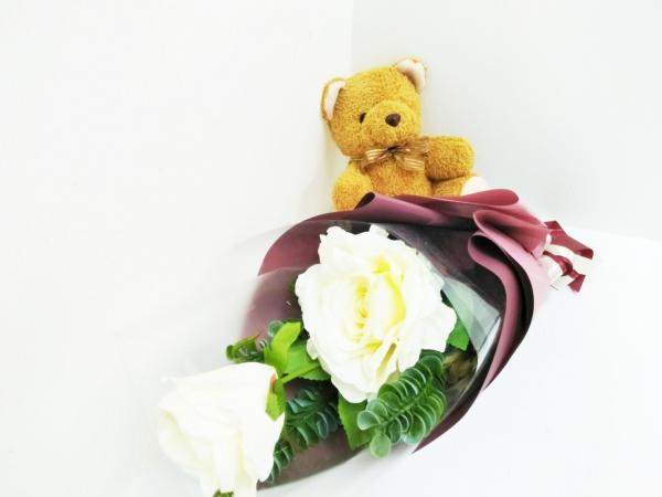 ช่อดอกกุหลาบดอกไม้ประดิษฐ์สีขาวพร้อมตุ๊กตาหมี 20