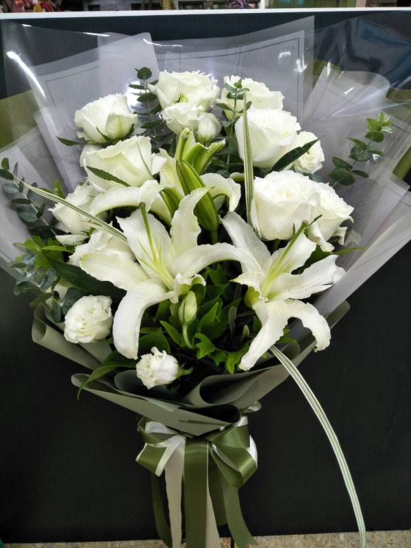 ช่อดอกกุหลาบสีขาวผสมดอกลิลลี่ V24