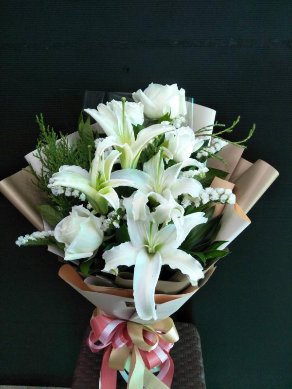 ช่อดอกกุหลาบสีขาวผสมดอกลิลลี่ V21