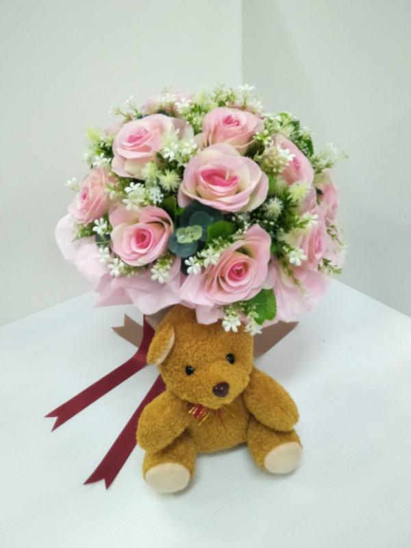 ช่อดอกกุหลาบสีชมพูพร้อมตุ๊กตาหมีน้อย V48